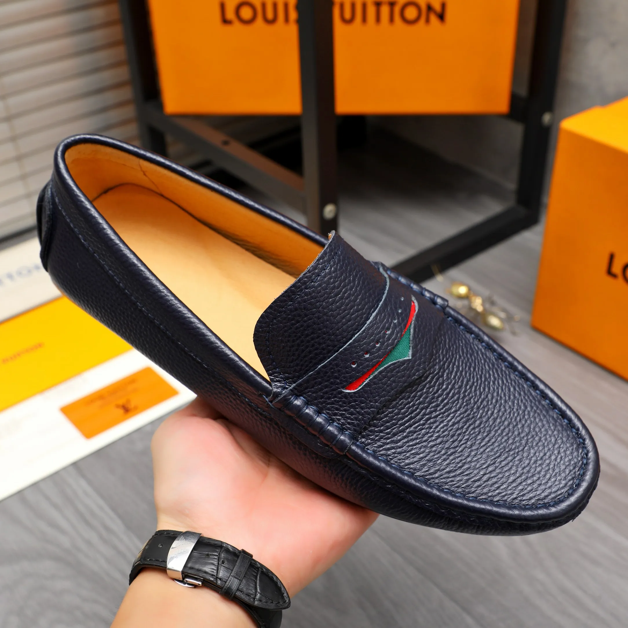 Men's shoes 💰360 Product trademark: LV "Louis Vuitton" casual slip-on men's shoes Regular size: 38-45 Product material: Selected pebbled cowhide upper, pigskin lining, rubber outsole